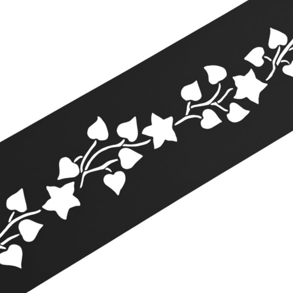 Dekoratives Muster mit Blättern und Blüten auf schrägem Streifen