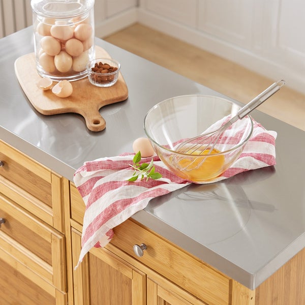 Küchenstillleben mit Eiern in Glas, Schüssel mit Eigelb und Schneebesen auf Kücheninsel