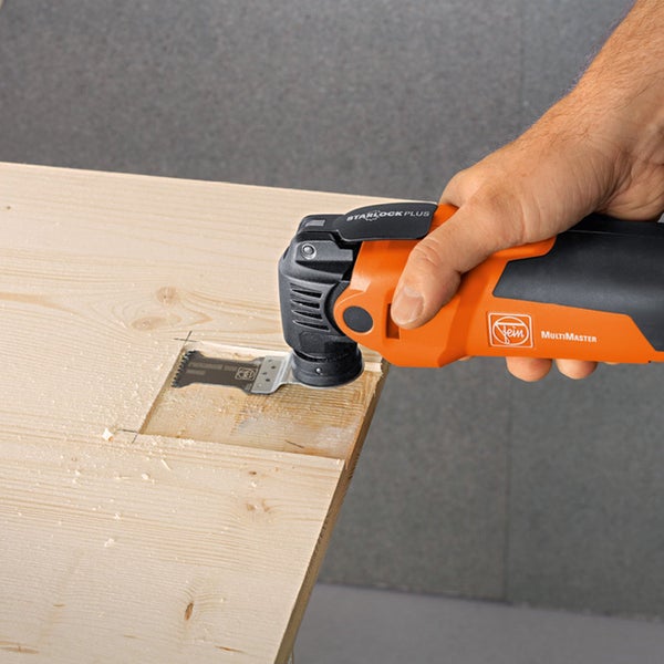 Fein Multimaster oszillierendes Elektrowerkzeug im Einsatz an Holz