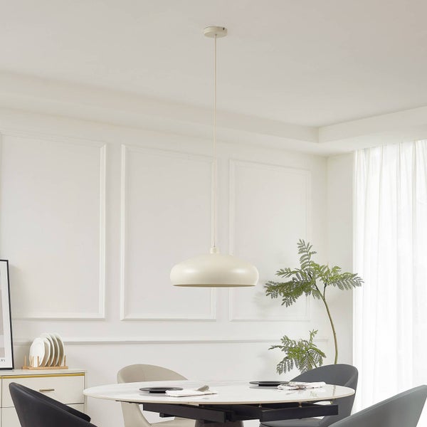 Pendelleuchte mit flachem, cremefarbenem Schirm in einem hellen, modernen Esszimmer mit Marmortisch und Zimmerpflanze.