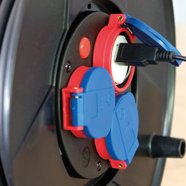 Kabeltrommel mit eingestecktem USB-Kabel in einer Steckdose