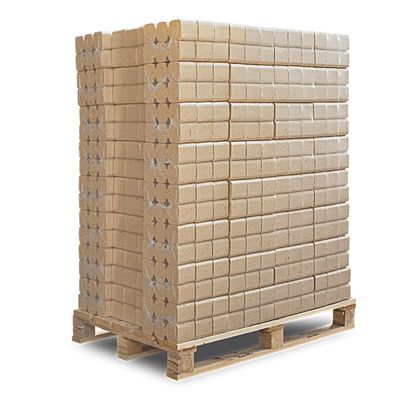 Holzbriketts auf einer Holzpalette, gestapelt und in Folie eingeschweißt.