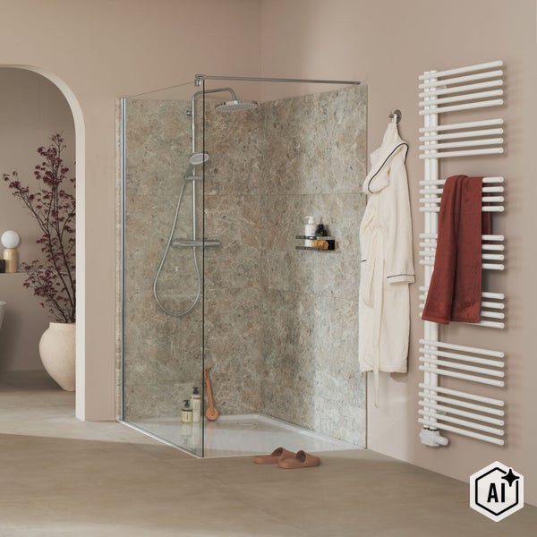 Moderne begehbare Dusche mit Glaswand und Fliesen in Natursteinoptik in einem Badezimmer mit Handtuchheizkörper und Bademantel.