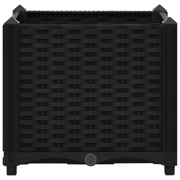 Quadratischer Pflanzkübel aus Kunststoff mit Rattan-Optik und Entwässerungsöffnung.