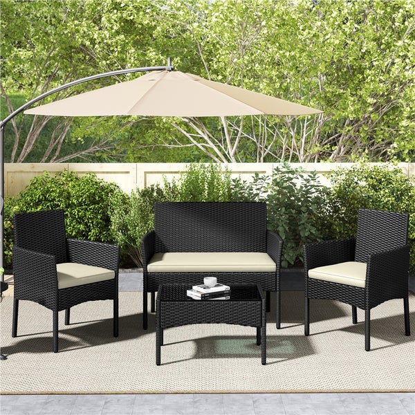 Gartenmöbelset mit zwei Stühlen, einer Bank, einem Tisch und einem Sonnenschirm für den Außenbereich