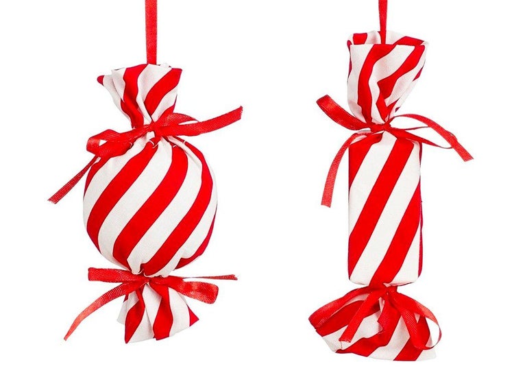 Zwei hängende Weihnachtsbaumanhänger in Form von Bonbons mit Streifenmuster und Schleifen zur Dekoration