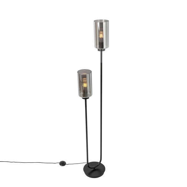 Zweiflammige Stehleuchte mit Zylindern aus Rauchglas und schwarzem Metallgestell.