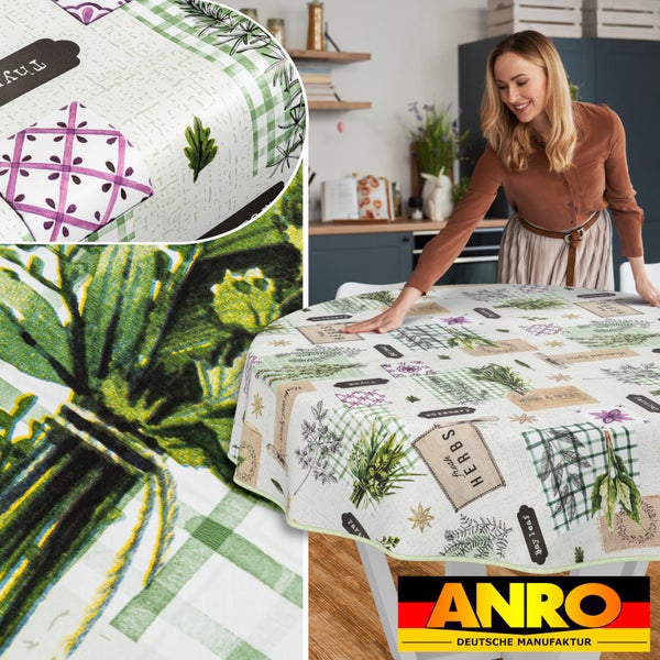 Runde Tischdecke mit Kräutermotiven in einer hellen, freundlichen Küche