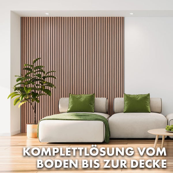 Wohnzimmer mit Holzpaneelwand, Sofa und Zimmerpflanze