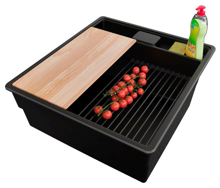 Spülbecken mit Schneidebrett, Abtropfgitter, Spülmittel und Tomaten