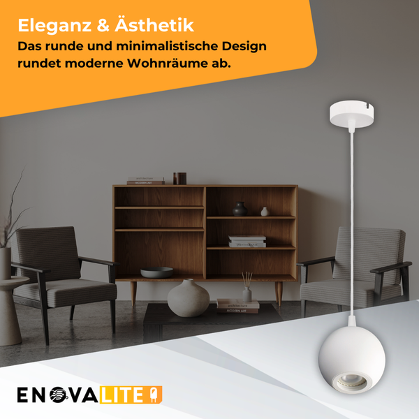 Wohnraum mit Deckenleuchte, Regal und Sesseln für eine angenehme Atmosphäre