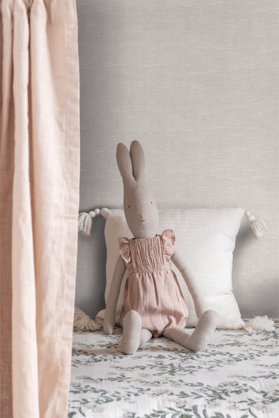 Dekoratives Kinderzimmer mit Vorhang, Kissen und Stoffhase