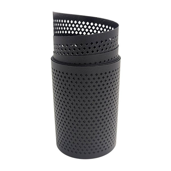 Schwarzes, perforiertes Kantenschutzprofil aufgerollt