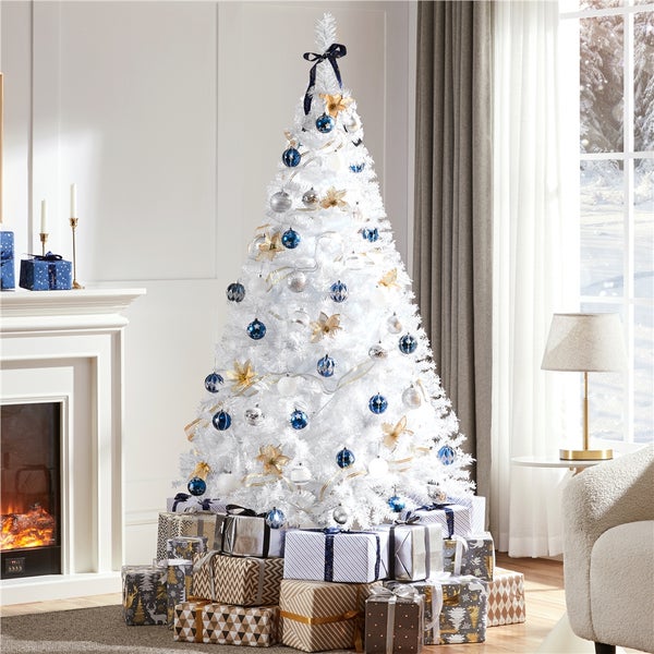 Weihnachtliche Wohnzimmerszene mit weißem Weihnachtsbaum, geschmückt mit Ornamenten und Geschenken darunter