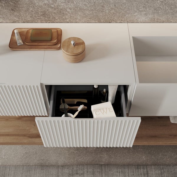 Badezimmer mit Waschbeckenunterschrank und geöffneter Schublade mit Badutensilien.