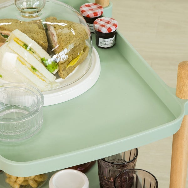 Servierwagen mit belegten Sandwiches und Marmeladengläsern