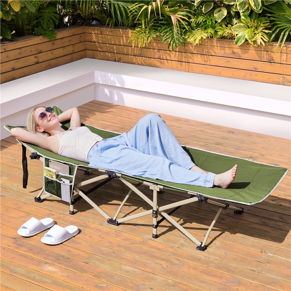 Frau entspannt auf einer grünen, faltbaren Liege mit Seitentasche auf einer Terrasse