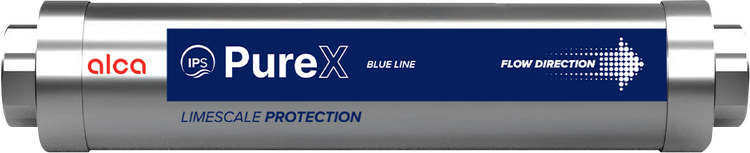 Alca Logo auf dem Kalkschutzsystem PureX Blue Line aus Metall mit IPS-Technologie und Durchflussrichtungsanzeige.