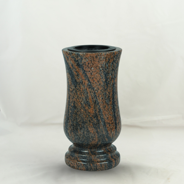 Grabvase aus Naturstein in geschwungener Form mit Kunststoffeinsatz.