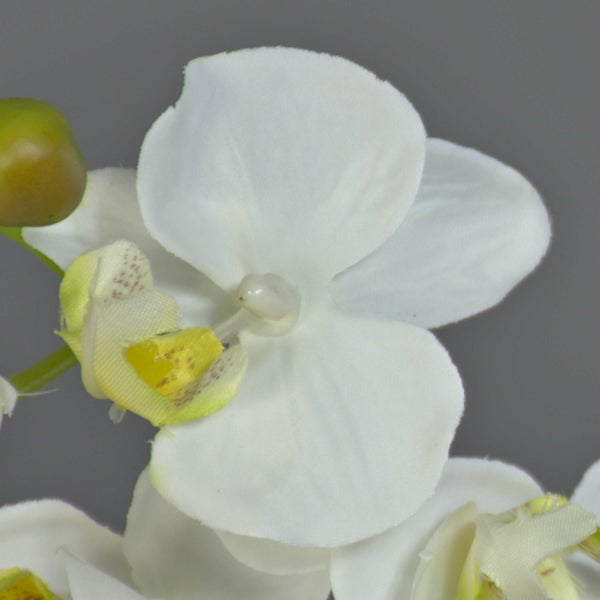 Künstliche Buchsbaumkugel aus Kunststoff in Grün.