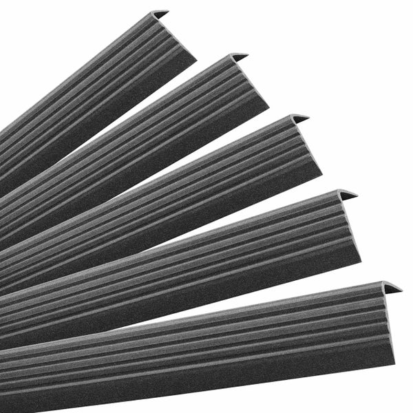 Mehrere Treppenkantenprofile aus geriffeltem Material