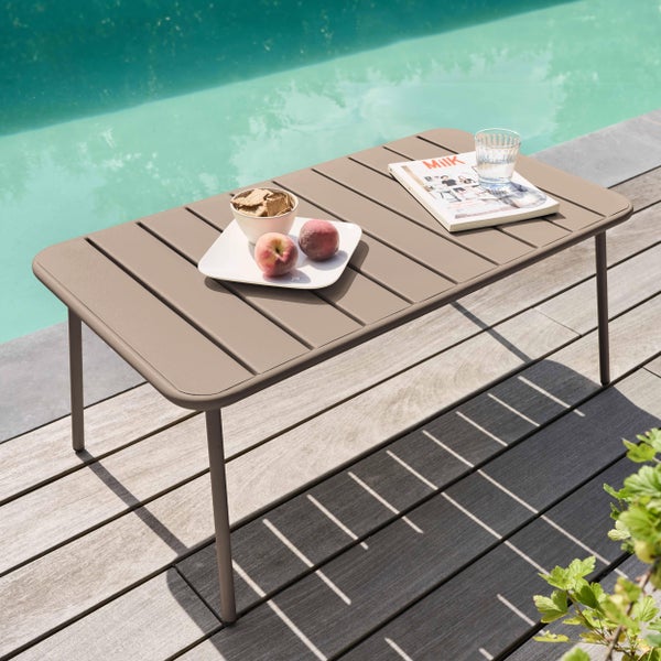 Rechteckiger Garten-Couchtisch aus Metall mit Lattendesign auf einer Holzterrasse an einem Pool.