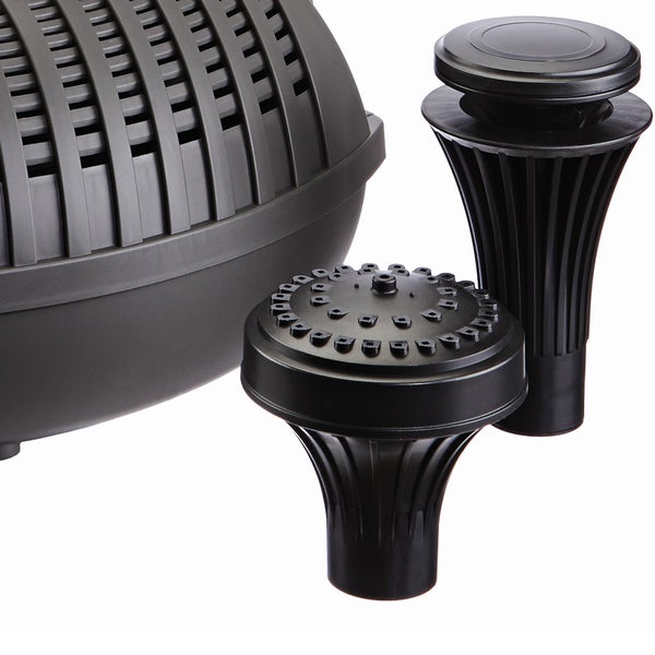 Teichpumpe mit verschiedenen Springbrunnendüsen und Filtergehäuse aus Kunststoff.