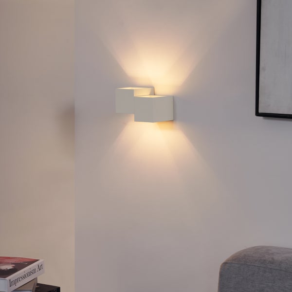 Wandleuchte mit zwei quadratischen Lichtelementen aus Metall