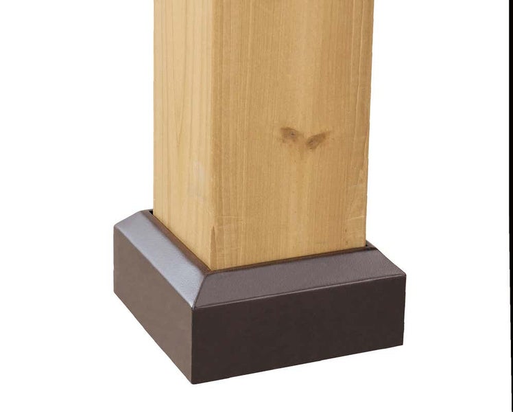 Quadratischer Holzpfosten mit einer dunkelbraunen Pfostenfußabdeckung.