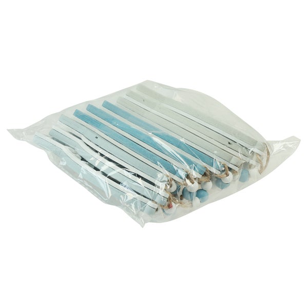 Verpackung mit Holzstäben und Kugeln zur Dekoration