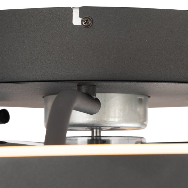Nahaufnahme einer schwarzen Deckenventilator-Halterung und eines Motorgehäuses aus Metall mit sichtbaren Schrauben.