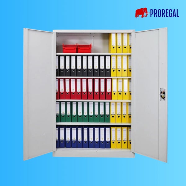 Geöffneter Metall-Büroschrank mit Fachböden, gefüllt mit Aktenordnern und Lagerbehältern. Proregal Logo.
