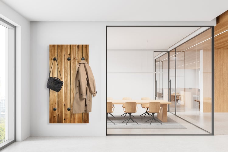 Wandgarderobe aus Holz mit Jacke und Tasche im Büro