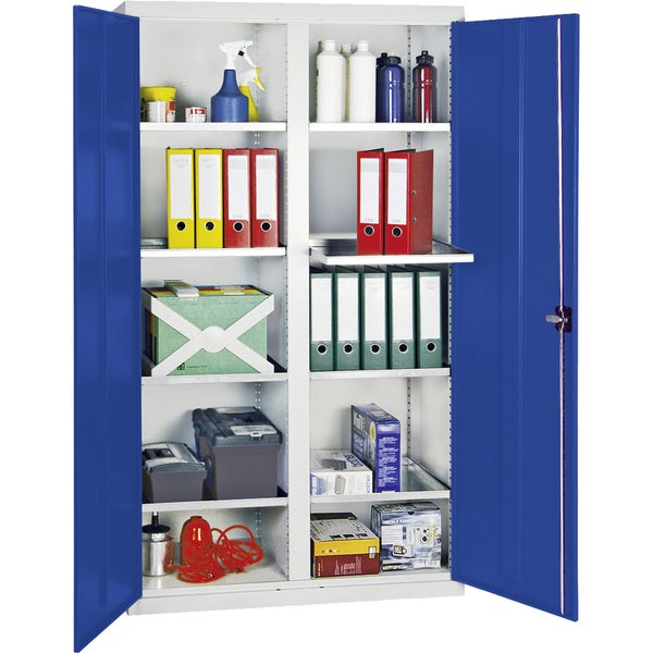 Offener Metallschrank mit blauen Flügeltüren und Fachböden, gefüllt mit Ordnern, Werkzeugboxen und Flaschen für Werkstatt oder Büro.