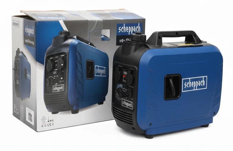 Scheppach Inverter Stromerzeuger auf einer Terrasse im Garten, der eine Handkreissäge bei Holzarbeiten mit Strom versorgt.