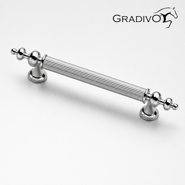 Gradivo Logo. Möbelgriff aus Metall mit gerillter Stange und verzierten Enden.