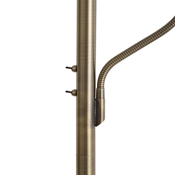 Detailansicht eines Stehleuchtenkorpus aus antikem Messing mit zwei Kippschaltern und flexiblem Lampenarm.