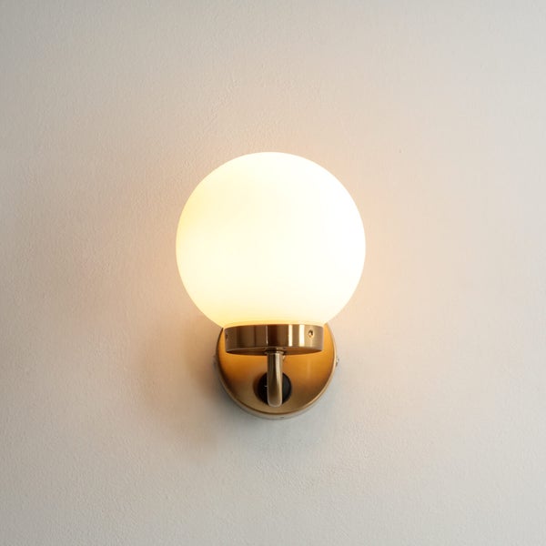 Wandleuchte mit runder, leuchtender Glaskugel