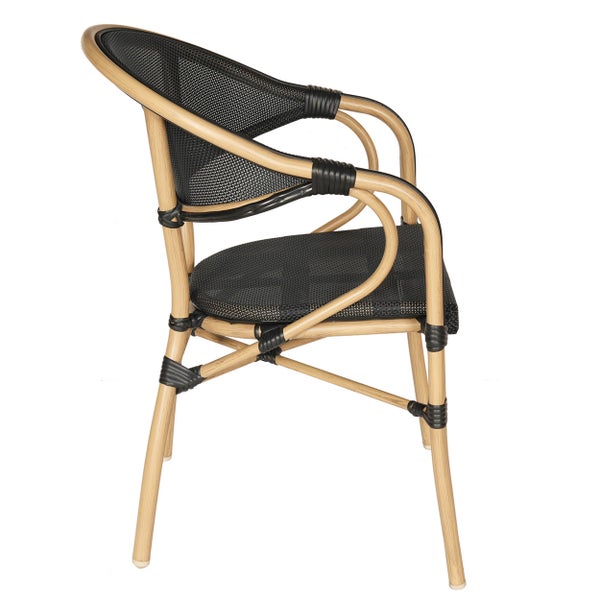 Bistrostuhl mit Gestell in Rattan-Optik und schwarzer Netz-Sitzfläche und Rückenlehne.