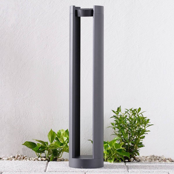 Moderne LED-Wegeleuchte in Anthrazit, hohe rechteckige Form mit offenem Rahmen für den Außenbereich.