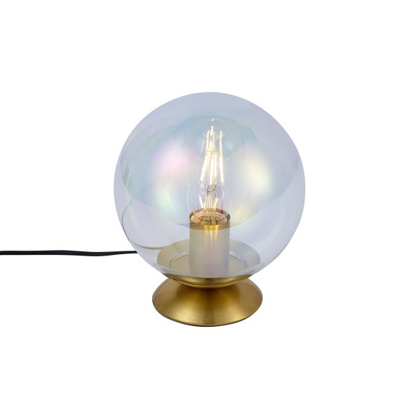 Tischleuchte mit kugelförmigem Schirm aus irisierendem Glas, messingfarbenem Metallfuß und sichtbarem Filament-Leuchtmittel.