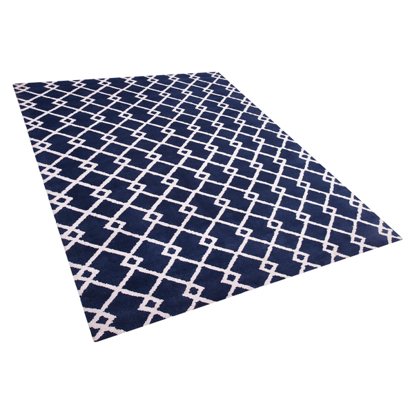 Rechteckiger Teppich mit geometrischem Rautenmuster in perspektivischer Ansicht