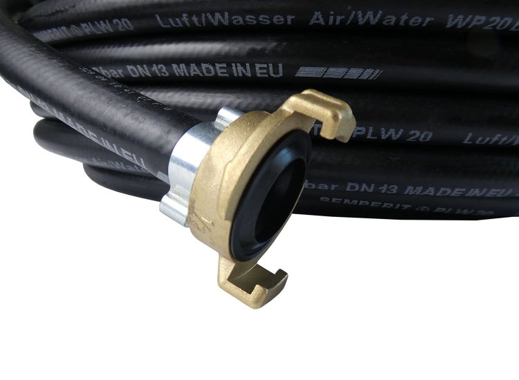 Schwarzer Wasserschlauch mit Storz-Kupplung