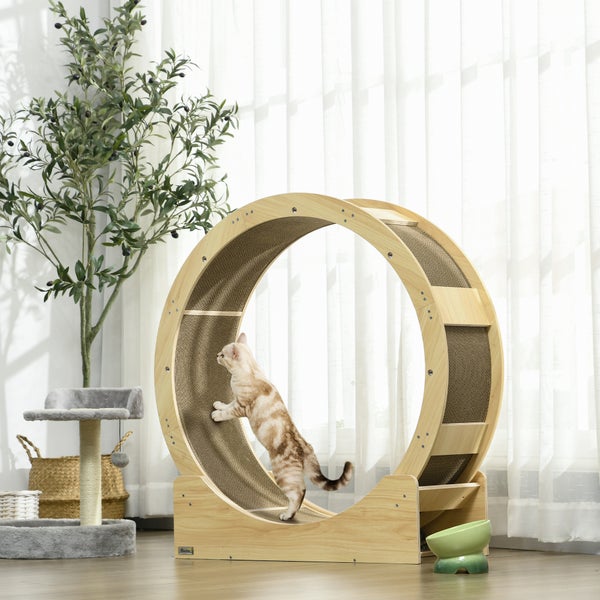 Helles Wohnzimmer mit einem Katzenlaufrad aus Holz, in dem eine Katze steht. Mit Kratzbaum, künstlichem Baum und PawHut Logo.
