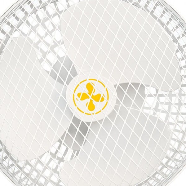 Nahaufnahme eines weißen Ventilators mit Schutzgitter und drei Flügeln.