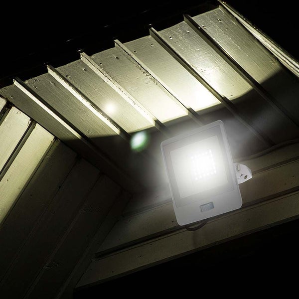 LED-Außenstrahler an einer Holzdecke mit Bewegungsmelder