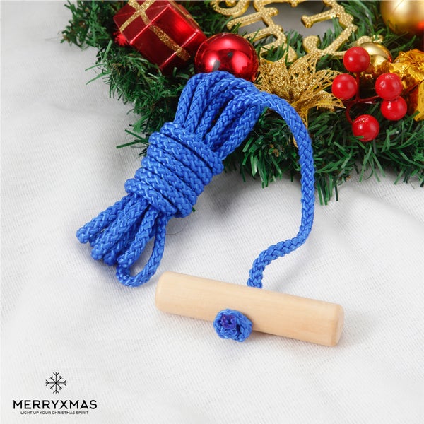 Blaues Seil mit Holzgriff auf festlicher Dekoration