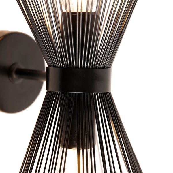 Draufsicht einer Wandleuchte mit Lampenschirm aus Metalldrähten