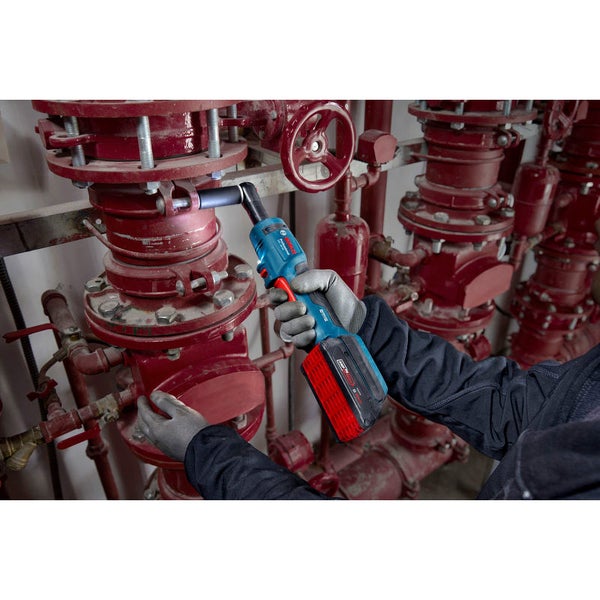 Akkuschrauber im Einsatz an einer Rohrleitung