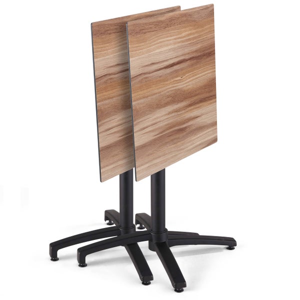 Zwei quadratische Bistrotische mit Tischplatten in Holzoptik und schwarzen Metallgestellen, hochgeklappt zur platzsparenden Lagerung.